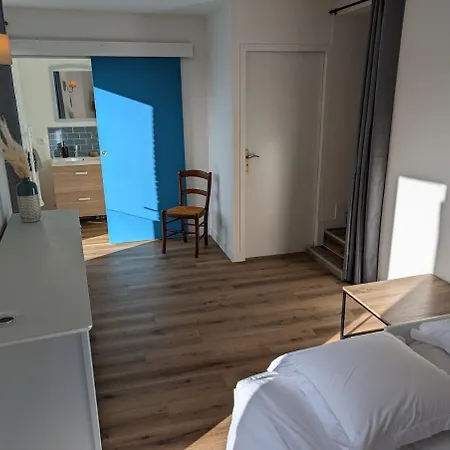 Vakantiehuis Grande Maison De Bourg Au Bord De La Riviere *