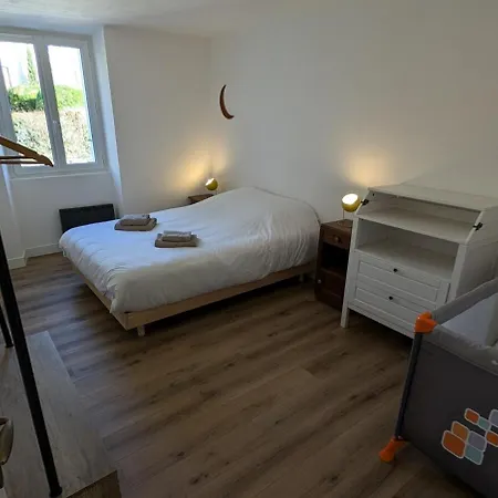 Vakantiehuis Grande Maison De Bourg Au Bord De La Riviere La Seguiniere