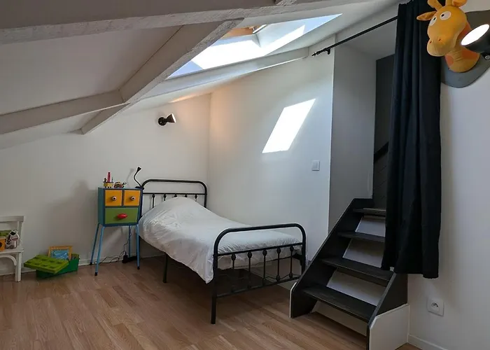 Дом отдыха Grande Maison De Bourg Au Bord De La Riviere La Seguiniere