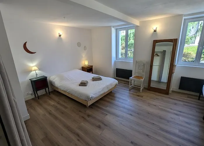 Grande Maison De Bourg Au Bord De La Riviere Ferienhaus La Seguiniere